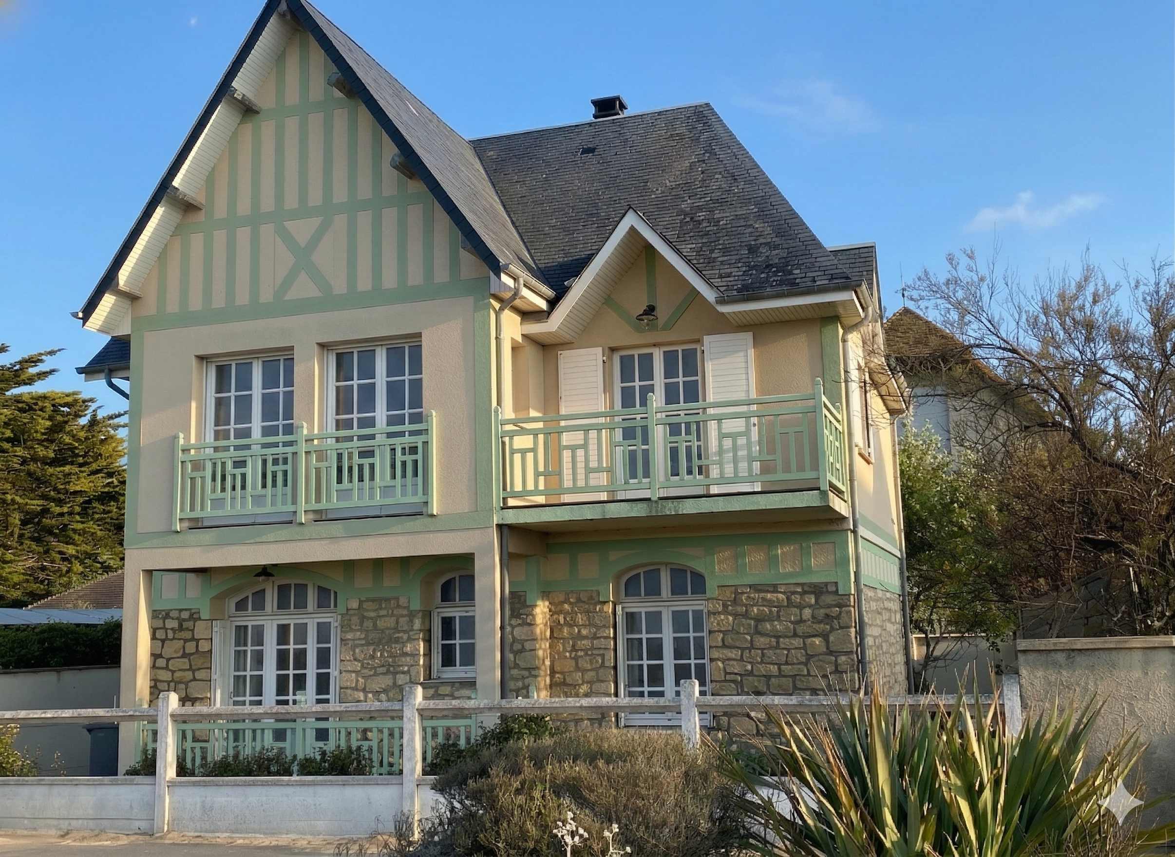 Villa Bellevue, façade anglo-normande face à la mer